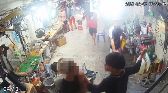 42 1 Noi Dua Bi Hiem Nam Thanh Nien Bi Dong Nghiep Chem Nhap Vien