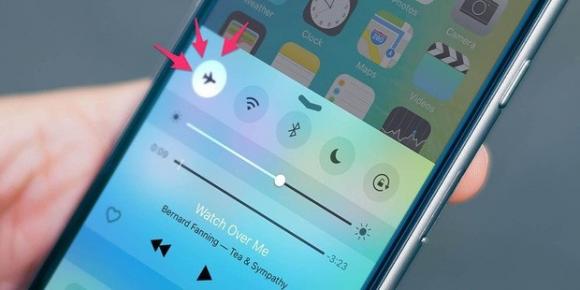 42 2 Tai Sao Di May Bay Luon Duoc Thong Bao Phai Tat Dien Thoai Hoac Chuyen Sang Che Do Rieng Neu Khong Lam Theo Thi Sao