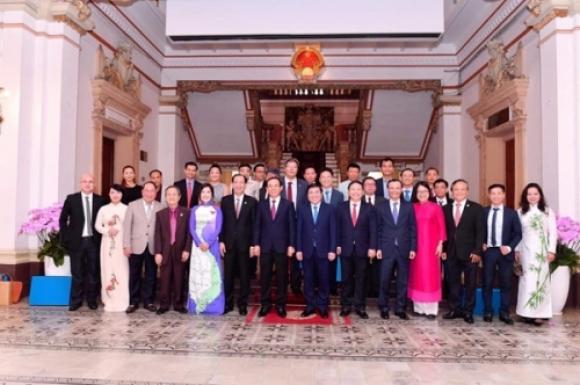 42 1 Lan Song Kieu Bao Tre Ve Viet Nam Lap Nghiep