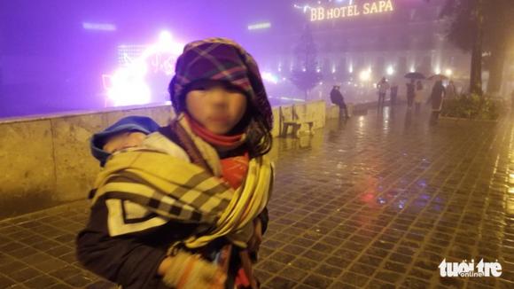 42 1 Tre Em Sa Pa Van Bi Bo Me Day Ra Duong Ban Hang Trong Gia Ret