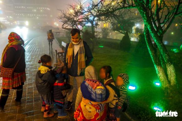 42 3 Tre Em Sa Pa Van Bi Bo Me Day Ra Duong Ban Hang Trong Gia Ret