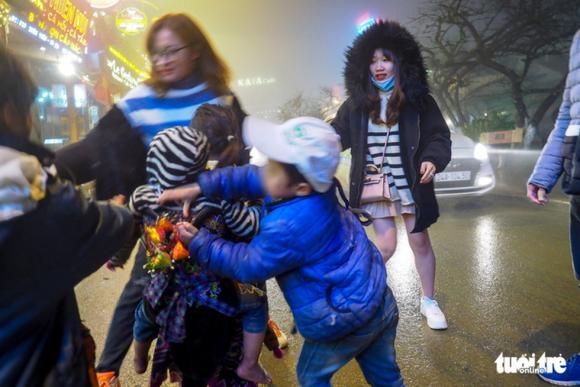 42 5 Tre Em Sa Pa Van Bi Bo Me Day Ra Duong Ban Hang Trong Gia Ret