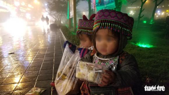 42 8 Tre Em Sa Pa Van Bi Bo Me Day Ra Duong Ban Hang Trong Gia Ret