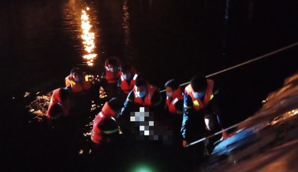 42 1 Nguoi Chan Bo Roi Xuong Ho Nuoc Thai Thiet Mang Canh Sat Lan Tim Thi The Giua Khuya