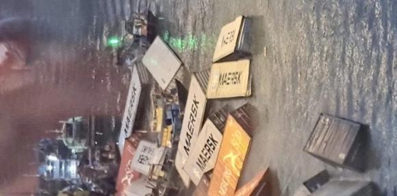 42 2 Sa Lan Bat Ngo Nghieng 22 Container Hang Vua Cap Cang Roi Xuong Bien