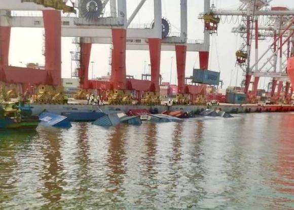 42 4 Sa Lan Bat Ngo Nghieng 22 Container Hang Vua Cap Cang Roi Xuong Bien