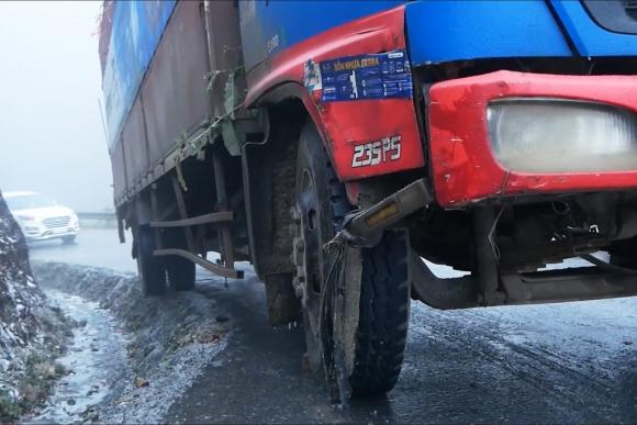 42 2 Cam Oto Cho Khach Len Deo O Quy Ho Ngam Tuyet