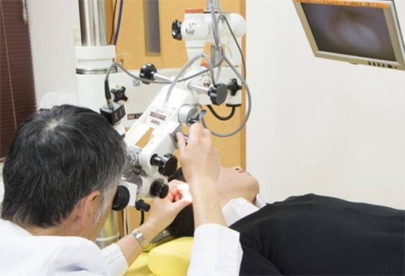 Thường xuyên thức khuya làm việc, áp lực cao, nam giám đốc bị điếc đột ngột