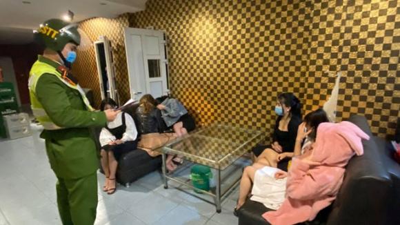 42 1 Cach Ly Nhom Nguoi Trong Quan Karaoke O Ha Long