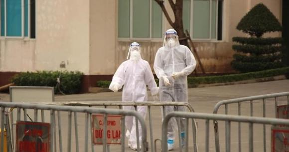 42 1 Ha Noi Them 4 Ca Covid 19 Moi Benh Nhan Tung Di Du Dam Cuoi 700 Khach