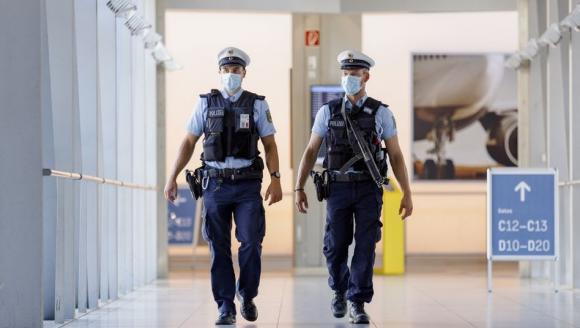 42 1 Eu Siet Chat Quy Dinh Nhap Canh Doi Voi Du Khach Ngoai Khoi