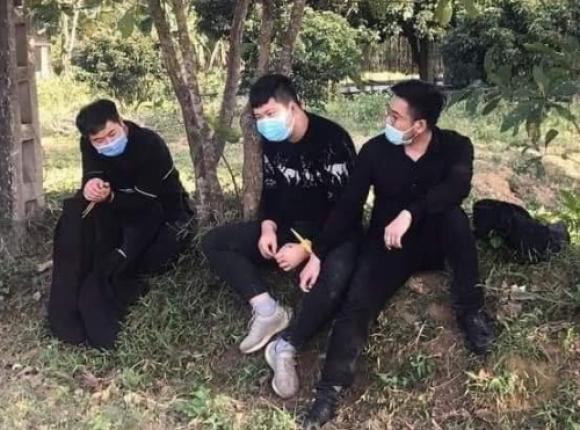 42 1 Nhom Nguoi Trung Quoc Bo Chay Sau Cuoc Goi Khan Mot Doi Tuong Tron Khoi Khu Cach Ly