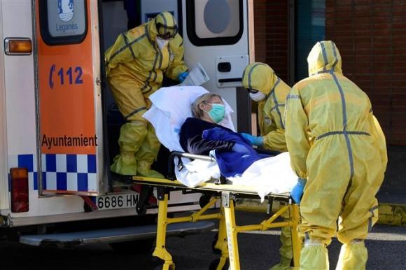 Biến thể ở Anh có thêm “vũ khí mới” nguy hiểm: Cuộc chiến chống Covid-19 càng gian nan