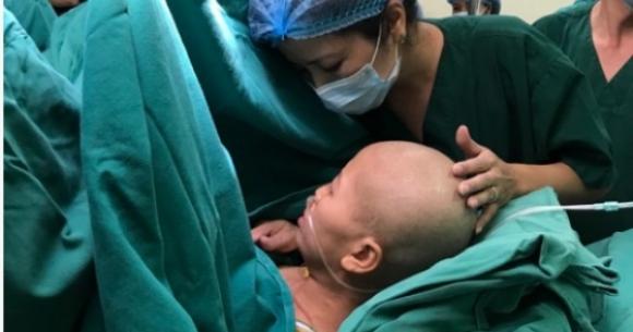 Người phụ nữ ung thư phổi di căn dù chỉ có dấu hiệu khó thở, tức ngực