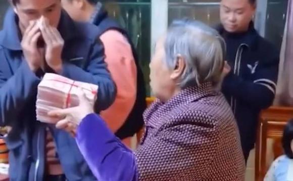 42 3 Ba Noi Li Xi Cho Cac Chau Hon 28 Ty Dong