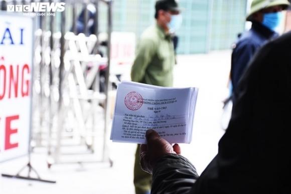 42 1 Anh Nguoi Dan Tam Dich Chi Linh Mang Tem Phieu Di Cho Theo Ngay Chan   Le