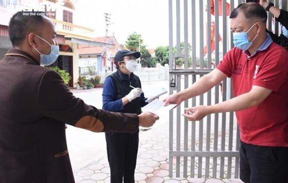 42 3 Anh Nguoi Dan Tam Dich Chi Linh Mang Tem Phieu Di Cho Theo Ngay Chan   Le