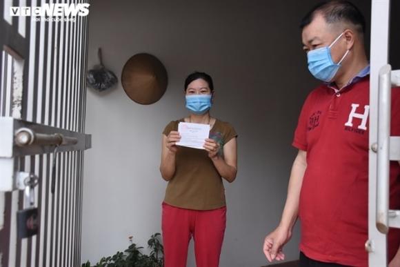 42 4 Anh Nguoi Dan Tam Dich Chi Linh Mang Tem Phieu Di Cho Theo Ngay Chan   Le