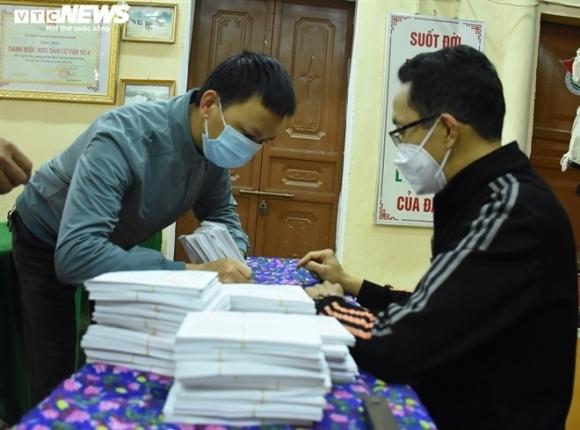 42 5 Anh Nguoi Dan Tam Dich Chi Linh Mang Tem Phieu Di Cho Theo Ngay Chan   Le