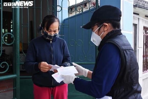 42 7 Anh Nguoi Dan Tam Dich Chi Linh Mang Tem Phieu Di Cho Theo Ngay Chan   Le