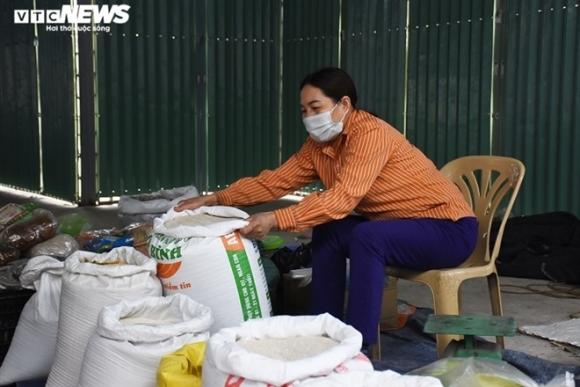 42 8 Anh Nguoi Dan Tam Dich Chi Linh Mang Tem Phieu Di Cho Theo Ngay Chan   Le