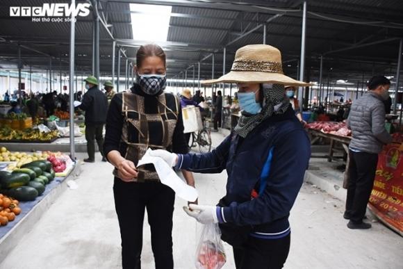 42 9 Anh Nguoi Dan Tam Dich Chi Linh Mang Tem Phieu Di Cho Theo Ngay Chan   Le