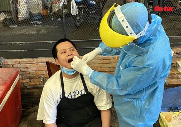42 6 Bat Ngo Kiem Tra Lay Mau Xet Nghiem Tam Soat Covid 19 O Cac Quan Nhau