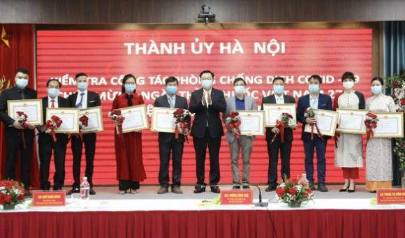 42 1 Bi Thu Ha Noi Ca Nuoc Tran Trong Tinh Than Phuc Vu Hi Sinh Noi Tuyen Dau Chong Dich