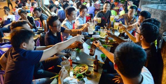 Trong mắt người nước ngoài: Đàn ông Việt "Lười, ham nhậu”