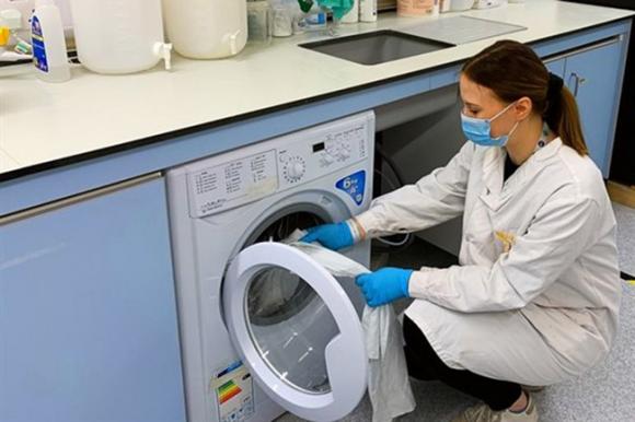 Phát hiện mới: Virus SARS-CoV-2 vẫn "sống tốt" trên vải, quần áo đến 3 ngày