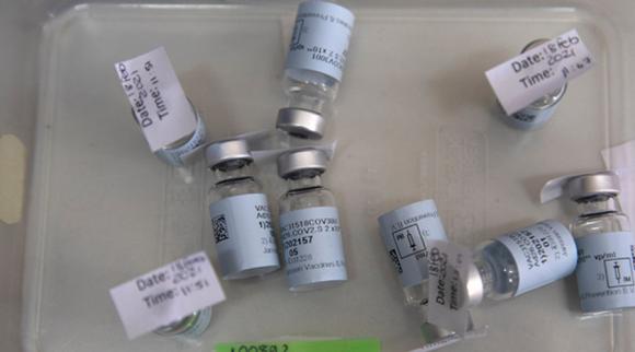 Vắc xin COVID-19 một liều của Johnson &amp; Johnson được ‘bật đèn xanh’ phê duyệt