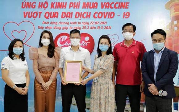 42 1 Thuy Tien   Cong Vinh Gop Kinh Phi Mua Vaccine Covid 19 Dan Mang Phan Ung Bat Ngo