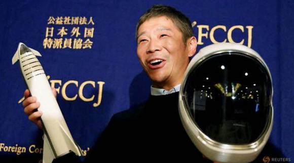 42 1 Ti Phu Nhat Bo Tien Tui Moi 8 Nguoi Ngau Nhien Di Du Hanh Mat Trang