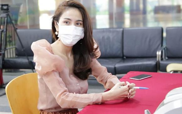 42 3 Thuy Tien   Cong Vinh Gop Kinh Phi Mua Vaccine Covid 19 Dan Mang Phan Ung Bat Ngo