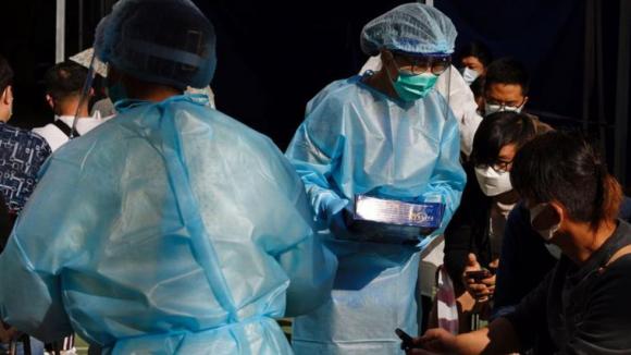 42 1 18 Nguoi Hong Kong Nhap Vien Sau Khi Tiem Vac Xin Covid 19 Cua Trung Quoc