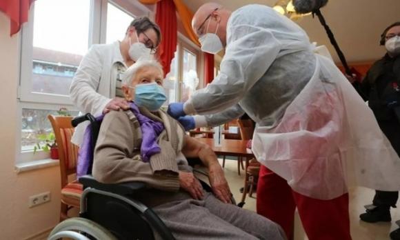 42 2 Duc Tu Hinh Mau Chong Covid 19 Den Tham Hoa Vaccine