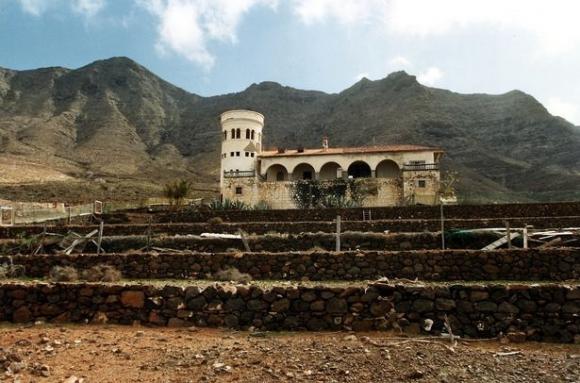 42 2 Hitler That Su Da Tron Thoat Bang Cach Phau Thuat Tham My