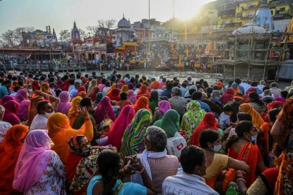 42 2 Hang Tram Ngan Nguoi An Do Hanh Huong Ve Song Hang Bat Chap Covid 19