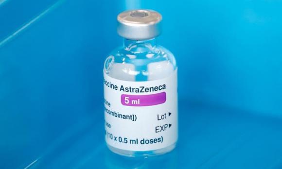 Vaccine AstraZeneca ''giữa hai dòng nước''