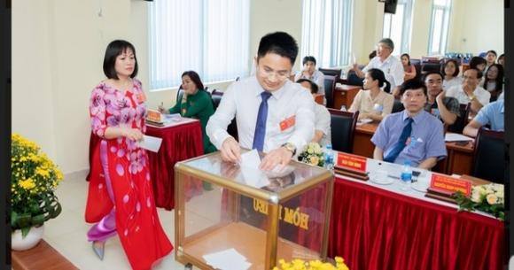 42 1 Tung Tin That Thiet Ve Bau Cu Tren Nhom Mang Bi Phat 75 Trieu Dong