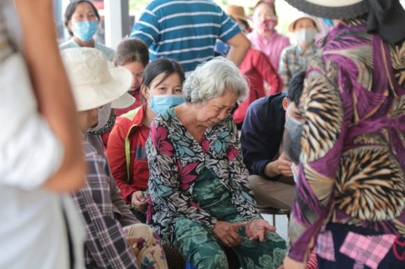 42 5 Xot Xa Di Anh 6 Nguoi Trong 1 Gia Dinh Duoc Dat Canh Nhau Sau Dam Chay Kinh Hoang O Sai Gon