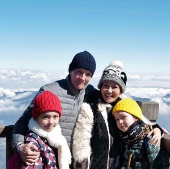 42 4 Sau On Ao 2 Nam Hon Nhan Do Vo Voi Chong My Hong Nhung Khoe Ban Trai Duc