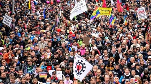 42 1 Duc Hang Nghin Nguoi Bieu Tinh Phan Doi Cac Bien Phap Phong Toa