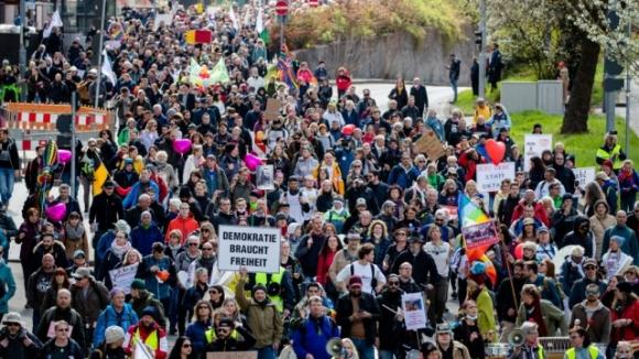 42 1 Hang Nghin Nguoi Tuan Hanh O Duc De Phan Doi Cac Bien Phap Phong Toa