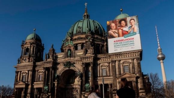 42 1 Lan Song Nguoi My Tai Chau Au Tim Duong Ve Que Nha De Tiem Vaccine Covid 19