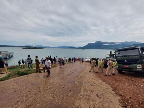 42 1 Lat Du Thuyen O Lao 8 Nguoi Thiet Mang