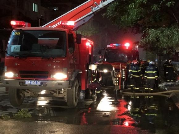 42 1 Nhan Chung Vu Chay Cua Hang Bim O Ha Noi Ke Lai Canh Tuong Kinh Hoang Trong Dem Moi Nguoi Ho Hoan Bo Chay Toi Chi Kip Dua Me Gia Ra Khoi Nha