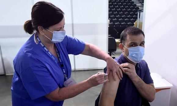 42 1 Quyet Dinh Mao Hiem Giup Anh But Toc Tiem Chung