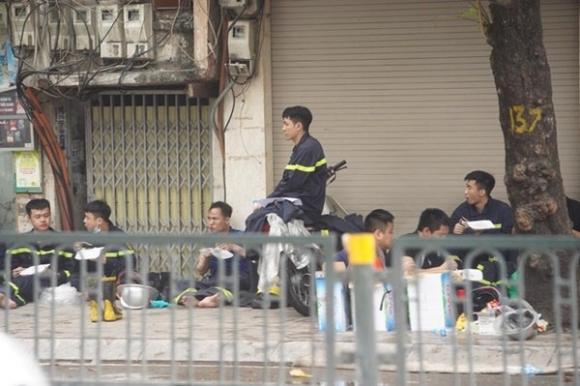 42 2 Luc Luong Chua Chay Xot Xa Ke Lai Vu Hoa Hoan Thuong Tam Hai Me Con Chi Hong Nam Om Nhau Bi Cac Bich Bim De Len Nen Rat Lau Chung Toi Moi Tim Ra