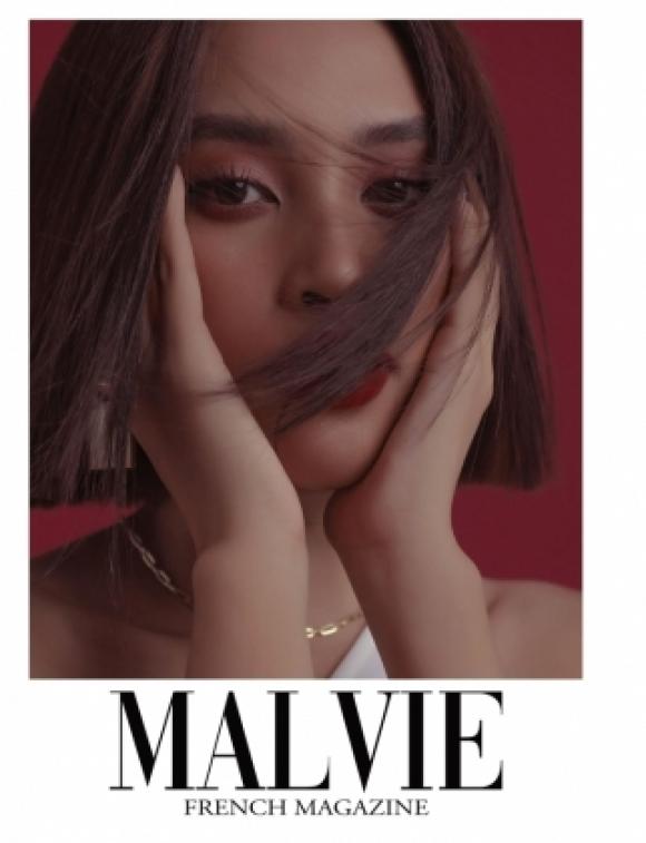 42 3 Hoa Hau Tieu Vy Bat Ngo Xuat Hien Tren Bia Tap Chi Phap